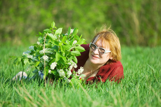 春天的草地上的女人