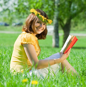 女孩在草地讀書