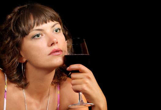 年輕女子帶著一杯酒