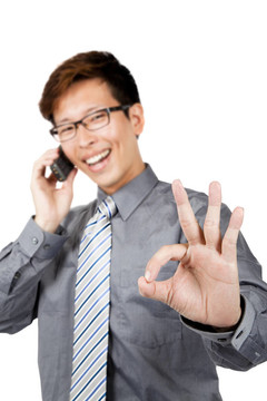 微笑和成功的商人在電話上打手勢