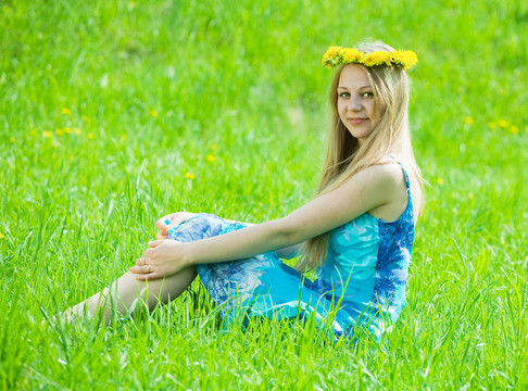 在蒲公英花冠的金發(fā)女孩