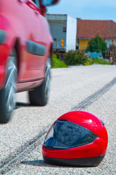摩托車事故。道路交通事故的滑痕。