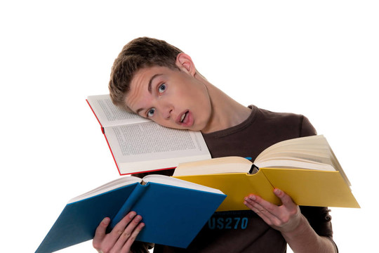 青年學生在學習書籍