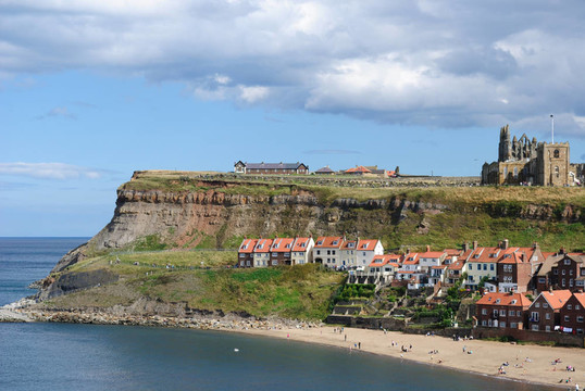 懸崖在Whitby；英國