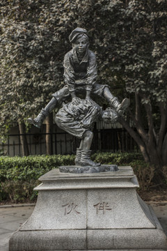 公園的小孩伙伴雕塑