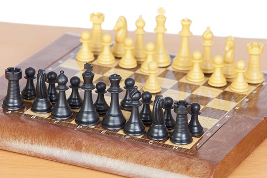 棋盤(pán)上所有棋子的棋牌游戲