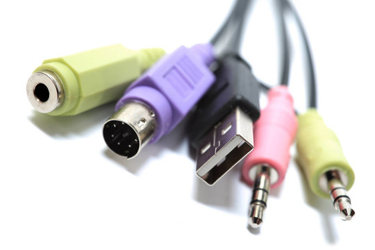 關(guān)閉一組白色背景上孤立的計算機電纜。