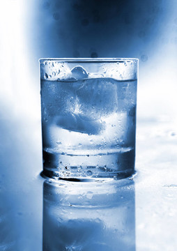 水玻璃。