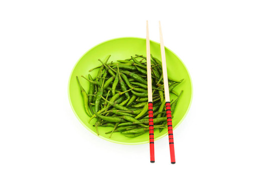 用筷子和盤子的辣椒