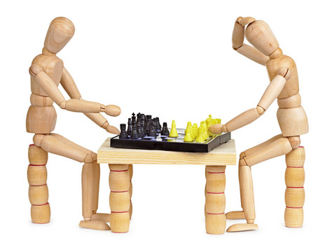兩個愚蠢的木頭人下棋