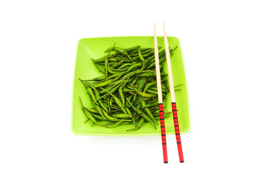 用筷子和盤子的辣椒