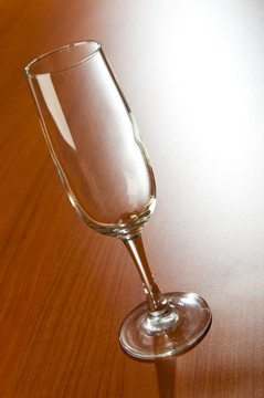 木桌上的酒杯