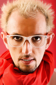 一個戴眼鏡的男人的肖像