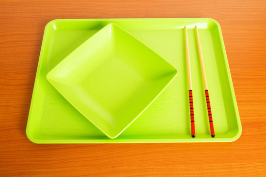 亞洲食品概念與板和筷子