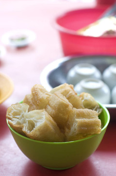 Yau Char Kuai（直譯為Oil Fried Ghost）；脆炸粉馬來西亞小吃