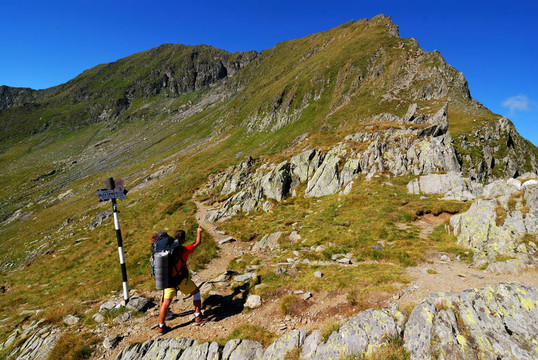 在喀爾巴阡山地越野旅游；羅馬尼亞海拔最高的