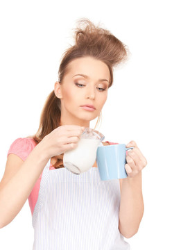 牛奶和杯子的家庭主婦