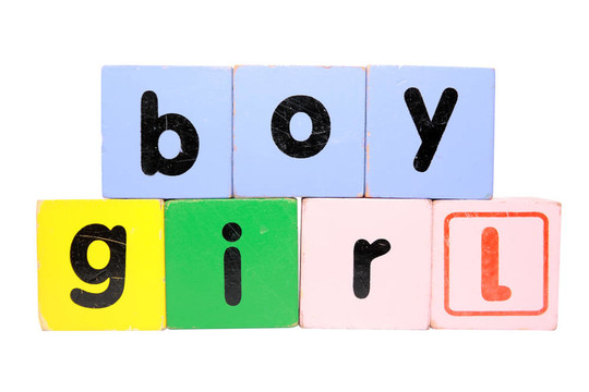 男孩女孩在玩塊字母與剪輯路徑