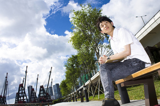 亞洲男子在公園里放松