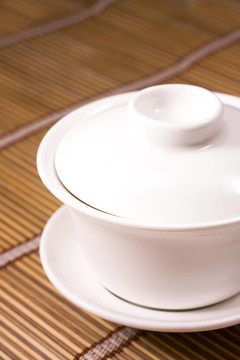 在木桌上的茶杯