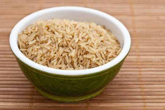 Brown rice在一個(gè)綠色的碗里