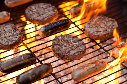 在一個燒烤香腸和beefburgers