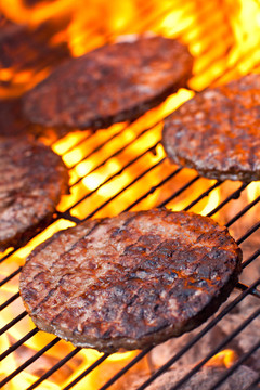 在一個(gè)燒烤大beefburgers