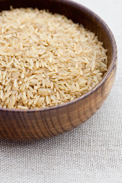 Brown rice在一個(gè)木制的碗里