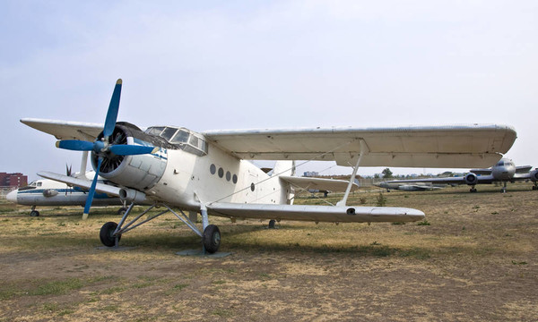 輕型客機。雙翼飛機在地面上。