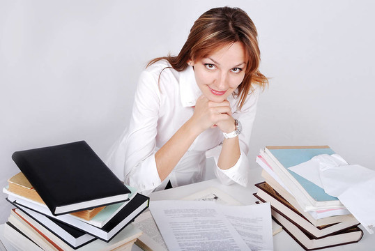 女學生在課桌上的書