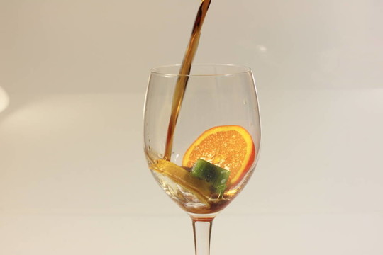 coktail杯水果酒和冰