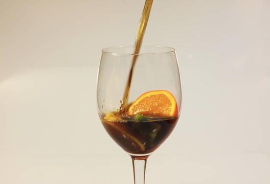 coktail杯水果酒和冰