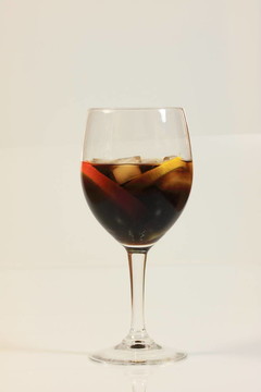 coktail杯水果酒和冰