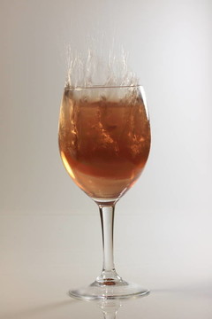 coktail杯水果酒和冰