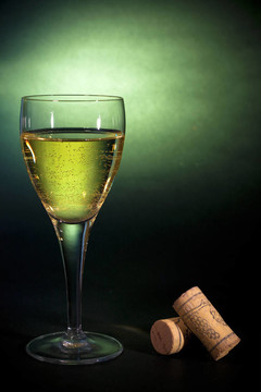 飲料的奢侈品藝術(shù)。在玻璃上的白葡萄酒；在黑色的綠色