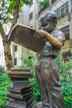 看書的小男孩雕塑
