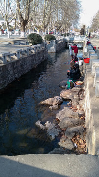 河邊洗衣