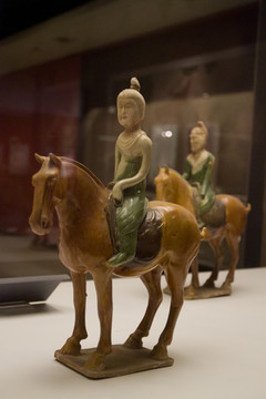 三彩女騎馬俑