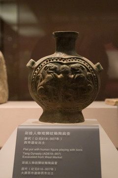 彩繪人物戲獅紋釉陶扁壺