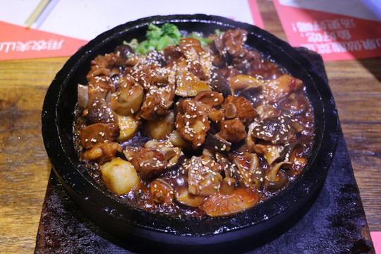 石鍋土豆香菇燒雞肉