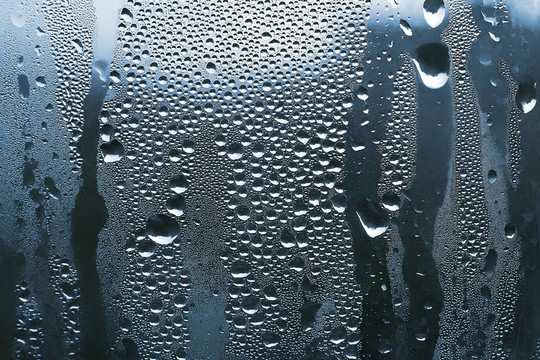 水滴在玻璃上