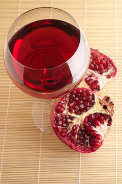 石榴和紅葡萄酒一杯