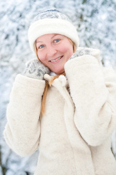 在雪中微笑的年輕女人