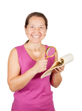 成熟的女人在看筆記本