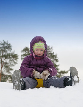 小的孩子在雪地里滑