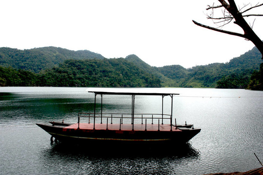 船在湖心島