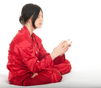 穿紅色睡衣的年輕女子