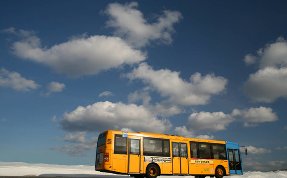 冬季交通：雪地里的車輛