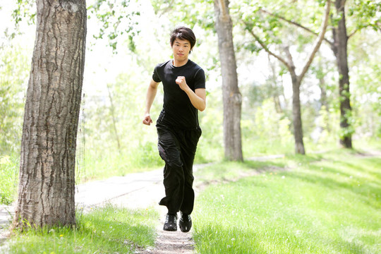 在公園里奔跑的人的肖像