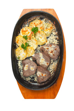 烤牛肉和土豆和香料